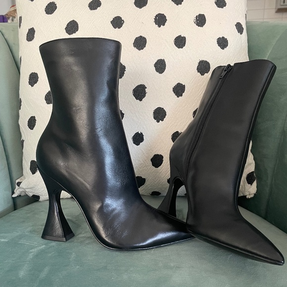 Steve Madden Viya bootie in Black, size 6 - Picture 6 of 7